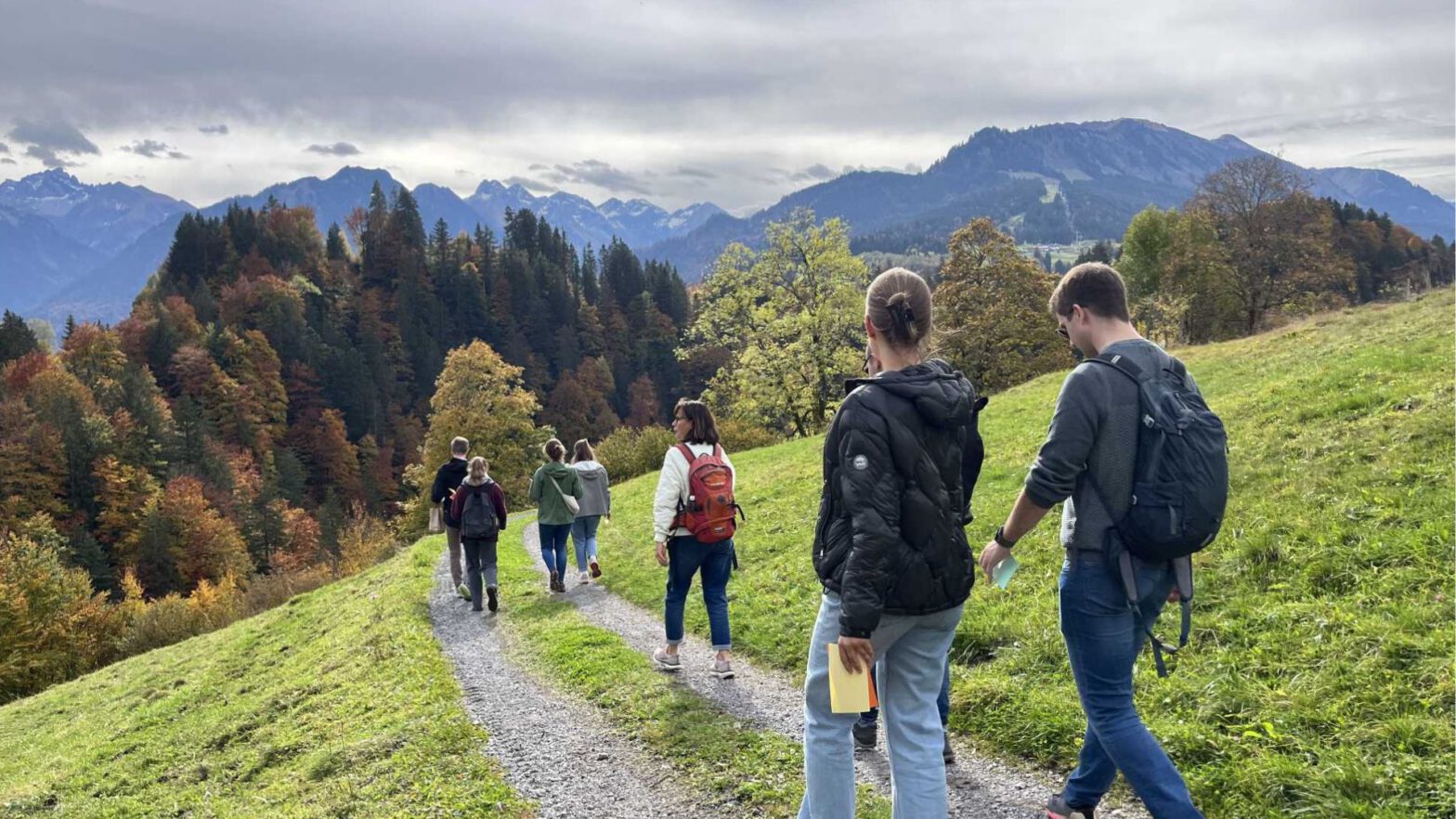Gruppe gemeinsam unterwegs in den Bergen